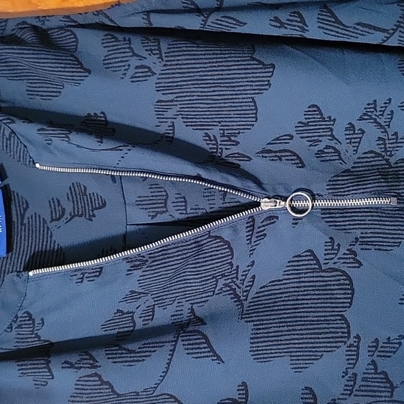 Apt 9, green blouse w/ black flowers. Tank top style w/ front adjustable zipper - Picture 2 of 5